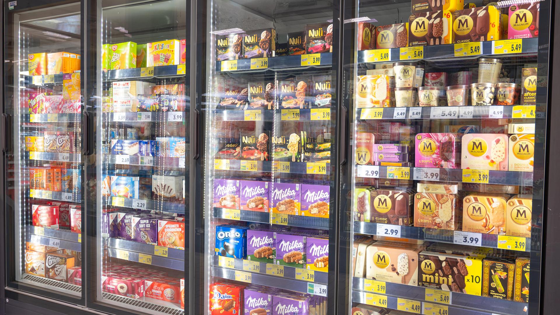 Eissortiment mit Schokoladen-, Frucht-, Vanille-, Nuss- und Kaffeegeschmack in den Regalen eines Supermarkts in Trier