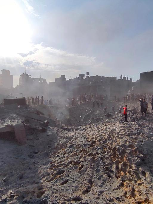 Palästinenser inspizieren die Schäden an Gebäuden, die durch israelische Luftangriffe auf das Flüchtlingslager Dschabalia am Rande von Gaza-Stadt zerstört wurden.