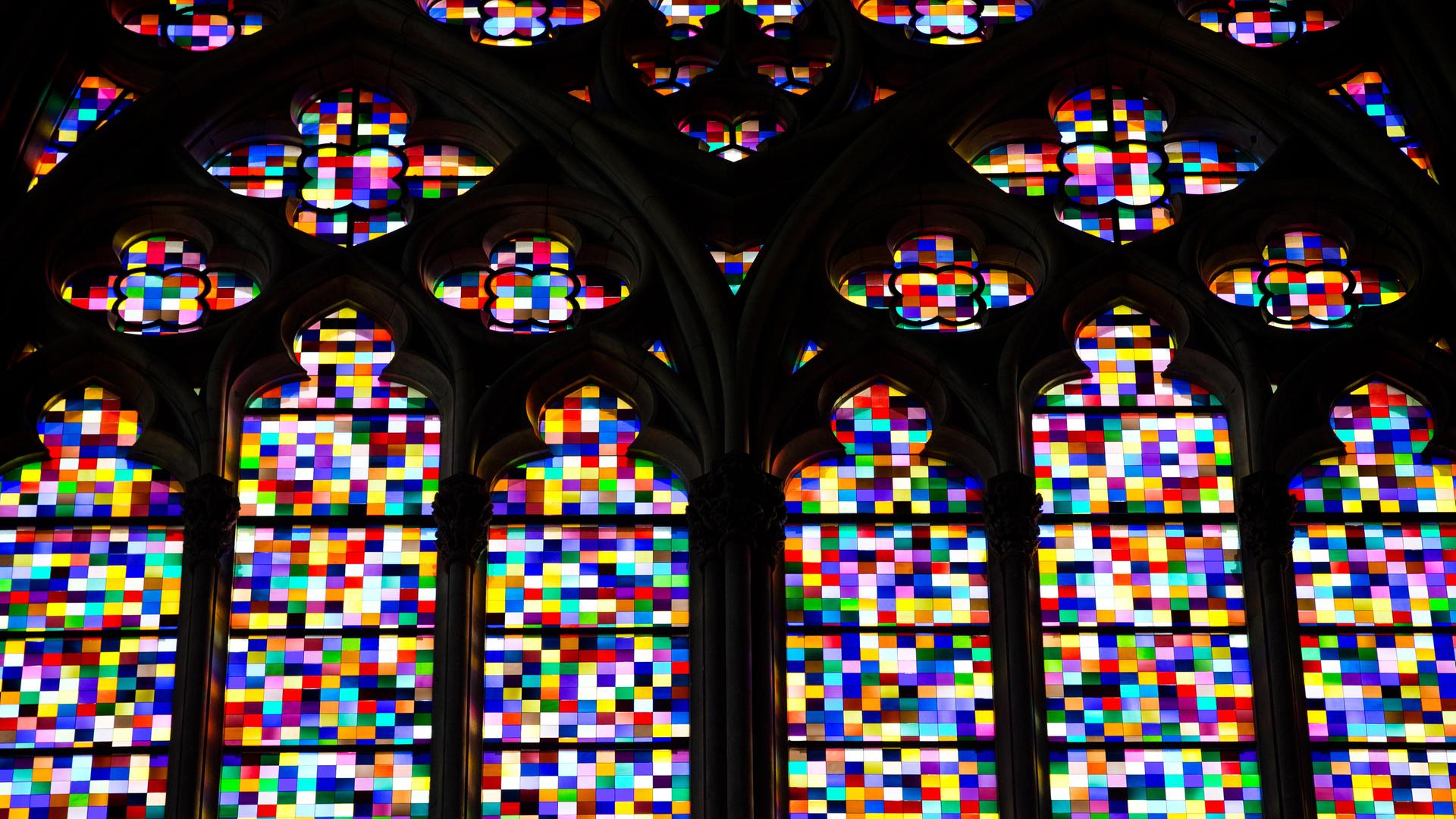 Blick auf das von Maler Gerhard Richter aus Tausenden Farbquadraten gestaltete Fenster im Dom in Köln Blick auf das von Maler Gerhard Richter aus Tausenden Farbquadraten gestaltete Fenster im Dom in Köln