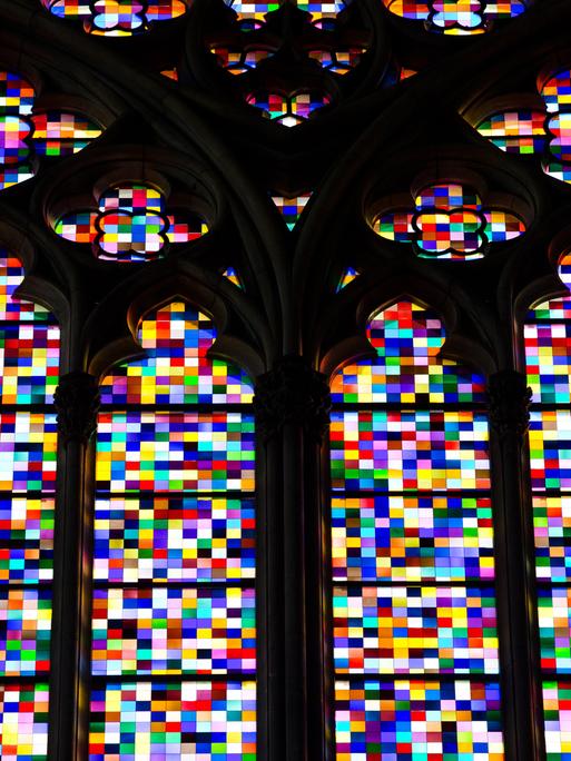 Blick auf das von Maler Gerhard Richter aus Tausenden Farbquadraten gestaltete Fenster im Dom in Köln