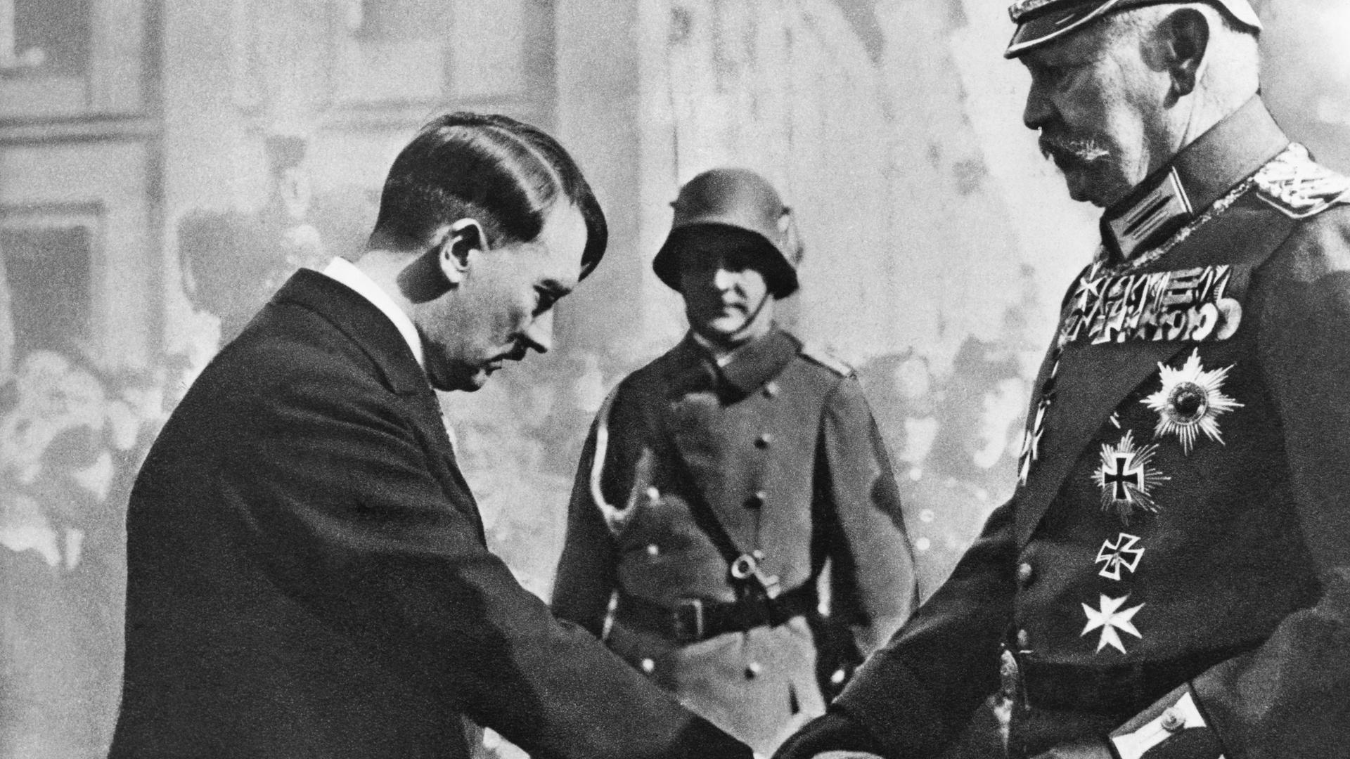 Hitler grüsst Reichspräsident Hindenburg am 21. März 1933, dem sogenannten "Tag von Potsdam".