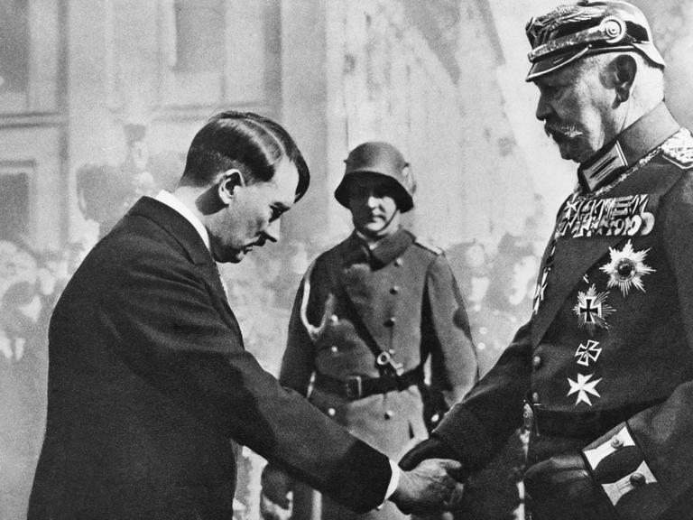 Hitler grüsst Reichspräsident Hindenburg am 21. März 1933, dem sogenannten "Tag von Potsdam".