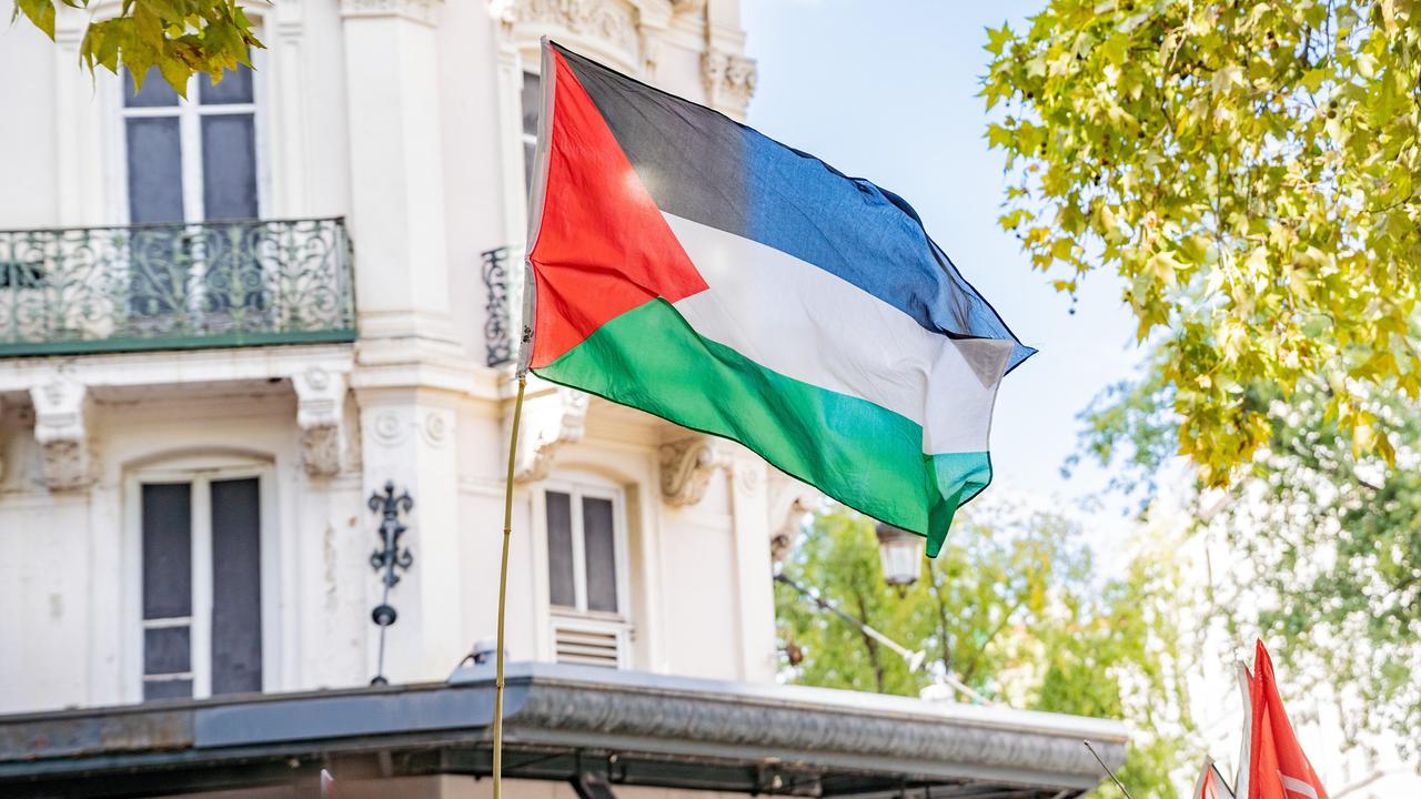 Eine Flagge Palästinas weht in einer Straße in Lyon. Eine Flagge Palästinas weht in einer Straße in Lyon.