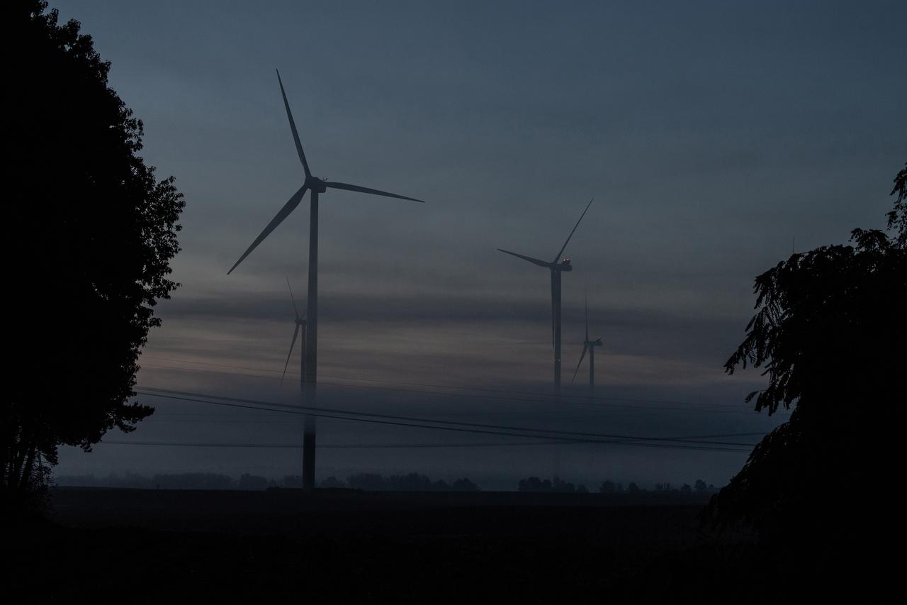Windräder auf einem Feld morgens in Brandenburg