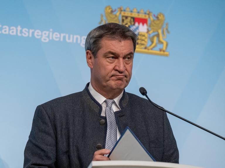Bayern, München: Markus Söder (CSU), Ministerpräsident von Bayern, gibt nach dem Sonder-Koalitionsausschuss ein Statement zum Fall des stellvertretenden Ministerpräsidenten Aiwanger