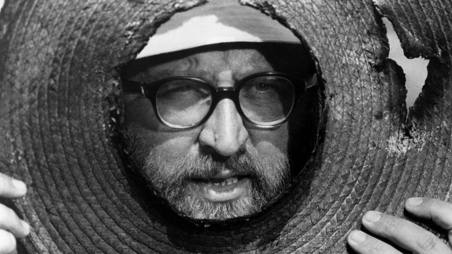 Sergio Leone schaut durch einen zerschossenen Sombrero
