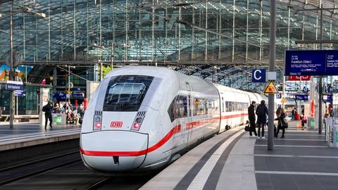 Ein ICE im Berliner Hauptbahnhof. Fahrgäste stehen auf dem Bahnsteig neben dem Zug.