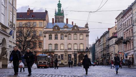 Lwiw in der Westukraine: Menschen laufen über den Marktplatz im Stadtzentrum. 