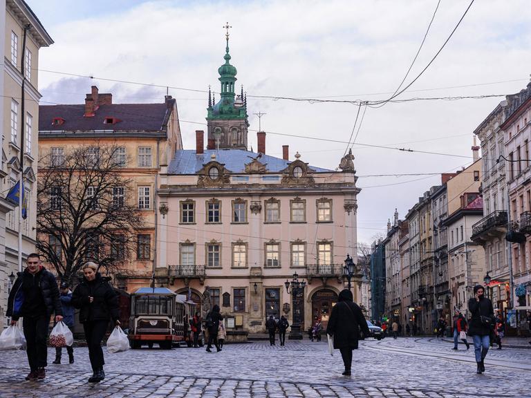 Lwiw in der Westukraine: Menschen laufen über den Marktplatz im Stadtzentrum. 