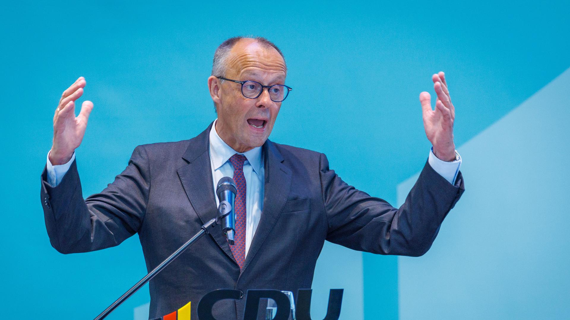 Bundeskanzler Friedrich Merz (CDU) spricht beim Landesparteitag der CDU Mecklenburg-Vorpommern zu den Delegierten. Rund 170 Delegierte bereiten bei dem zweitägigen Treffen die Landtagswahlen in Mecklenburg-Vorpommern am 20.09.2026 vor. Bundeskanzler Friedrich Merz (CDU) spricht beim Landesparteitag der CDU Mecklenburg-Vorpommern zu den Delegierten. Rund 170 Delegierte bereiten bei dem zweitägigen Treffen die Landtagswahlen in Mecklenburg-Vorpommern am 20.09.2026 vor.