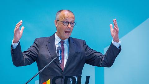 Bundeskanzler Friedrich Merz (CDU) spricht beim Landesparteitag der CDU Mecklenburg-Vorpommern zu den Delegierten. Rund 170 Delegierte bereiten bei dem zweitägigen Treffen die Landtagswahlen in Mecklenburg-Vorpommern am 20.09.2026 vor.