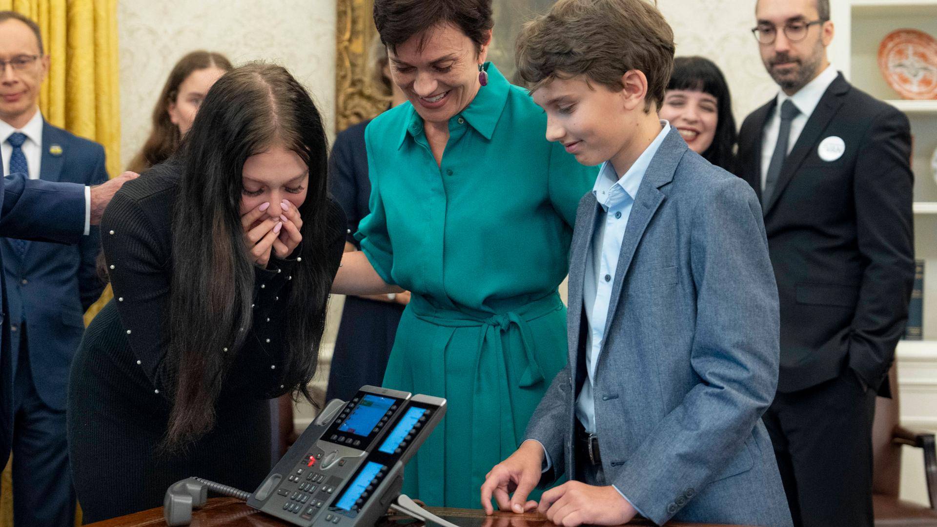 Ewgenia Kara-Mursa sowie ihr Sohn und ihre Tochter sprechen im Büro des amerikanischen Präsidenten über das Telefon mit Ehemann und Vater Wladmir Kara-Mursa.