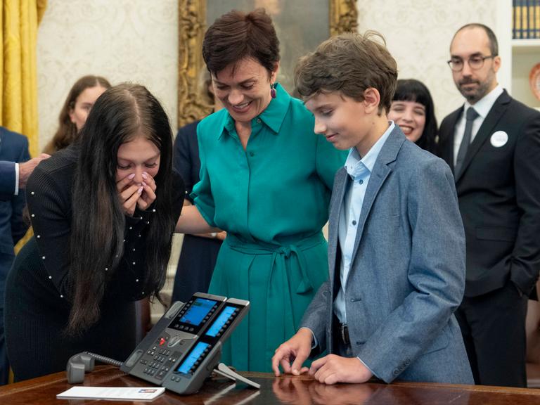 Ewgenia Kara-Mursa sowie ihr Sohn und ihre Tochter sprechen im Büro des amerikanischen Präsidenten über das Telefon mit Ehemann und Vater Wladmir Kara-Mursa.