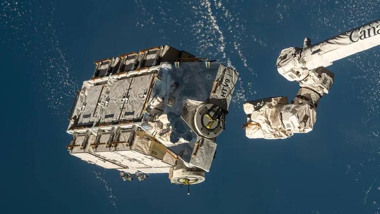 Eine Palette mit ausgedienten Batterien wird vom Roboterarm der Internationalen Raumstation ISS freigegeben. Eine Palette mit ausgedienten Batterien wird vom Roboterarm der Internationalen Raumstation ISS freigegeben.