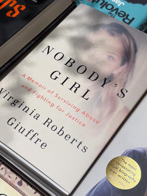 "Nobody’s Girl – A Memoir of Surviving Abuse and Fighting for Justice" von Virginia Roberts Giuffre ist am 21. Oktober 2025 in London, Großbritannien, zu sehen.