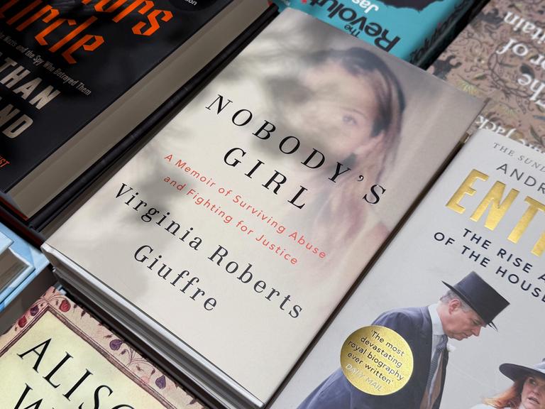"Nobody’s Girl – A Memoir of Surviving Abuse and Fighting for Justice" von Virginia Roberts Giuffre ist am 21. Oktober 2025 in London, Großbritannien, zu sehen.