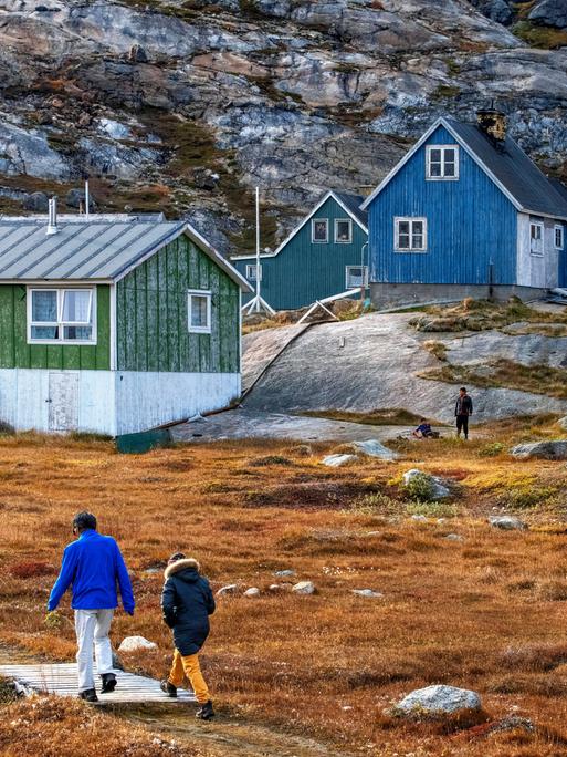 Das Foto zeigt bunte historische Holzhäuser im kleinen, abgelegenen Inuit-Dorf Aappilattoq inSüdgrönland. Das Foto zeigt bunte historische Holzhäuser im kleinen, abgelegenen Inuit-Dorf Aappilattoq inSüdgrönland.