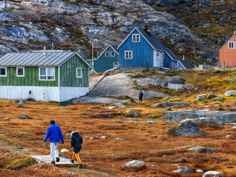 Das Foto zeigt bunte historische Holzhäuser im kleinen, abgelegenen Inuit-Dorf Aappilattoq inSüdgrönland. Das Foto zeigt bunte historische Holzhäuser im kleinen, abgelegenen Inuit-Dorf Aappilattoq inSüdgrönland.