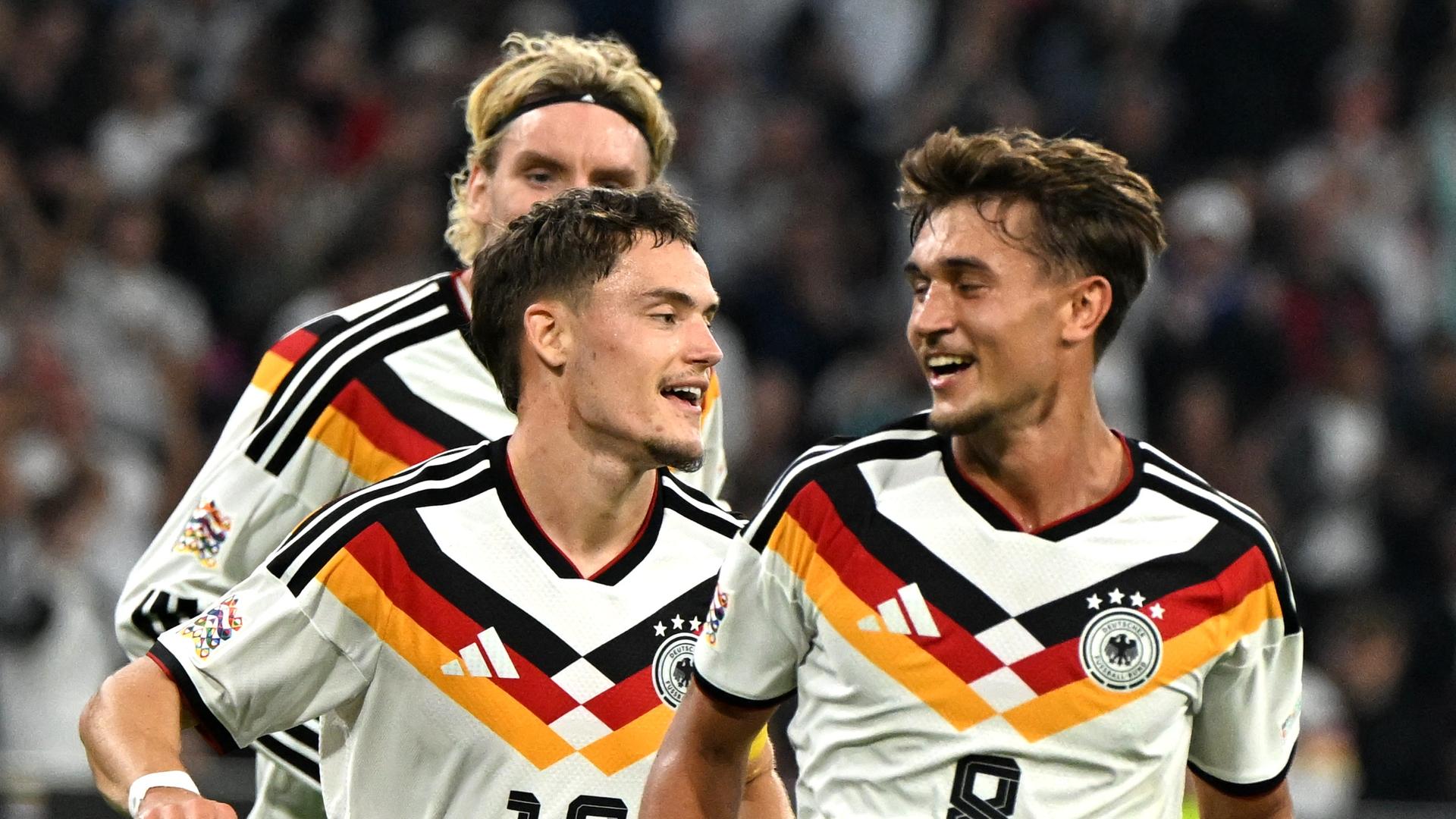 Florian Wirtz und Tom Bischof (rechts) freuen sich über das 2:0 gegen Serbien. Im Hintergrund ist Nick Woltemade zu sehen.