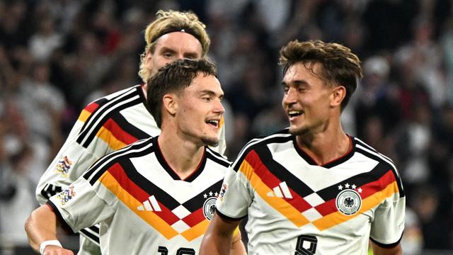 Florian Wirtz und Tom Bischof (rechts) freuen sich über das 2:0 gegen Serbien. Im Hintergrund ist Nick Woltemade zu sehen.