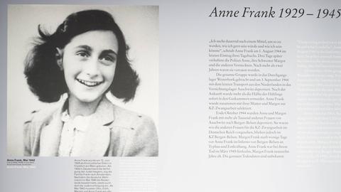 Infotafel und Porträt von Anne Frank in der Gedenkstätte Bergen-Belsen.