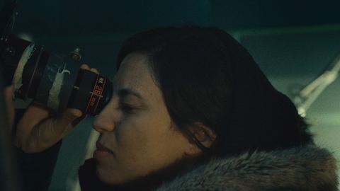 Amena Karimyan guckt durch ein Teleskop.