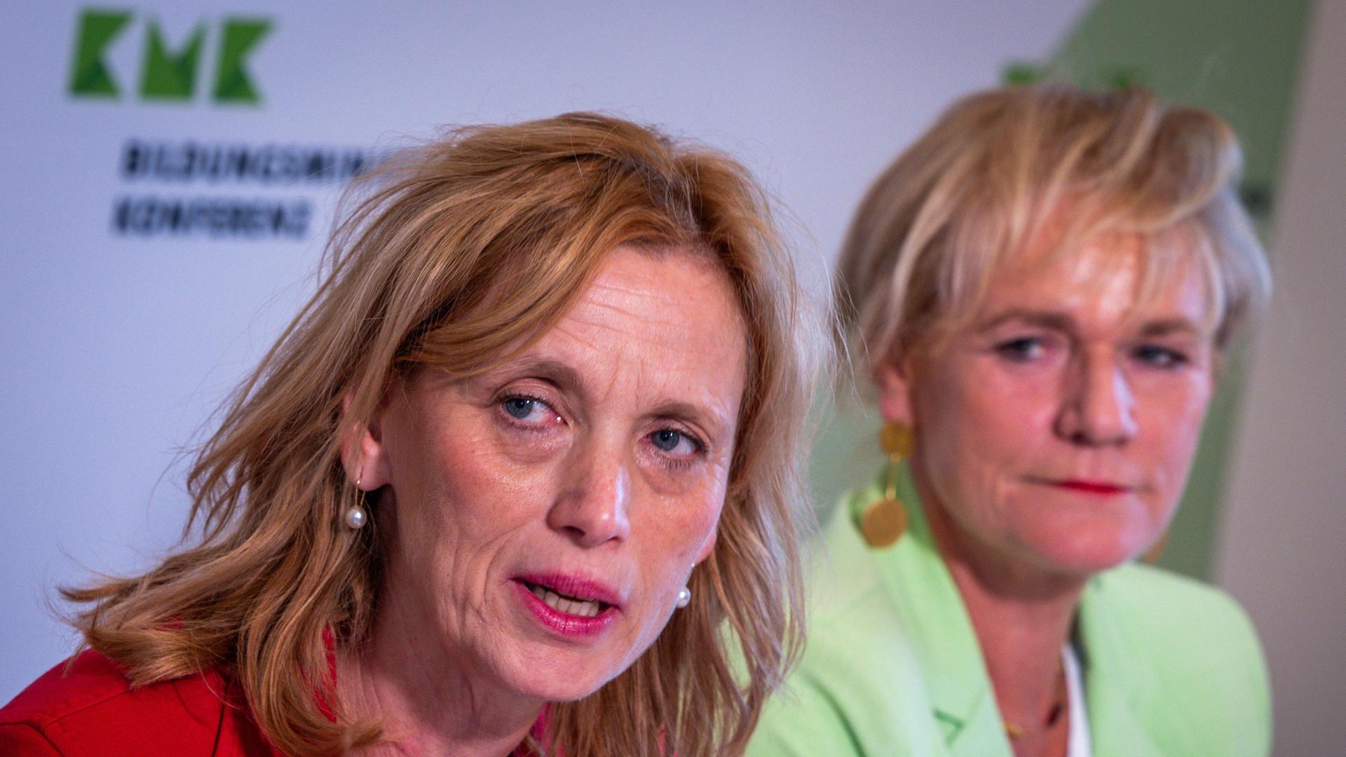 Karin Prien (l, CDU), Bundesbildungsministerin, und Simone Oldenburg (r, Die Linke), die Bildungsministerin von Mecklenburg-Vorpommern und Präsidentin der Bildungsministerkonferenz 2025, sitzen nebeneinander.