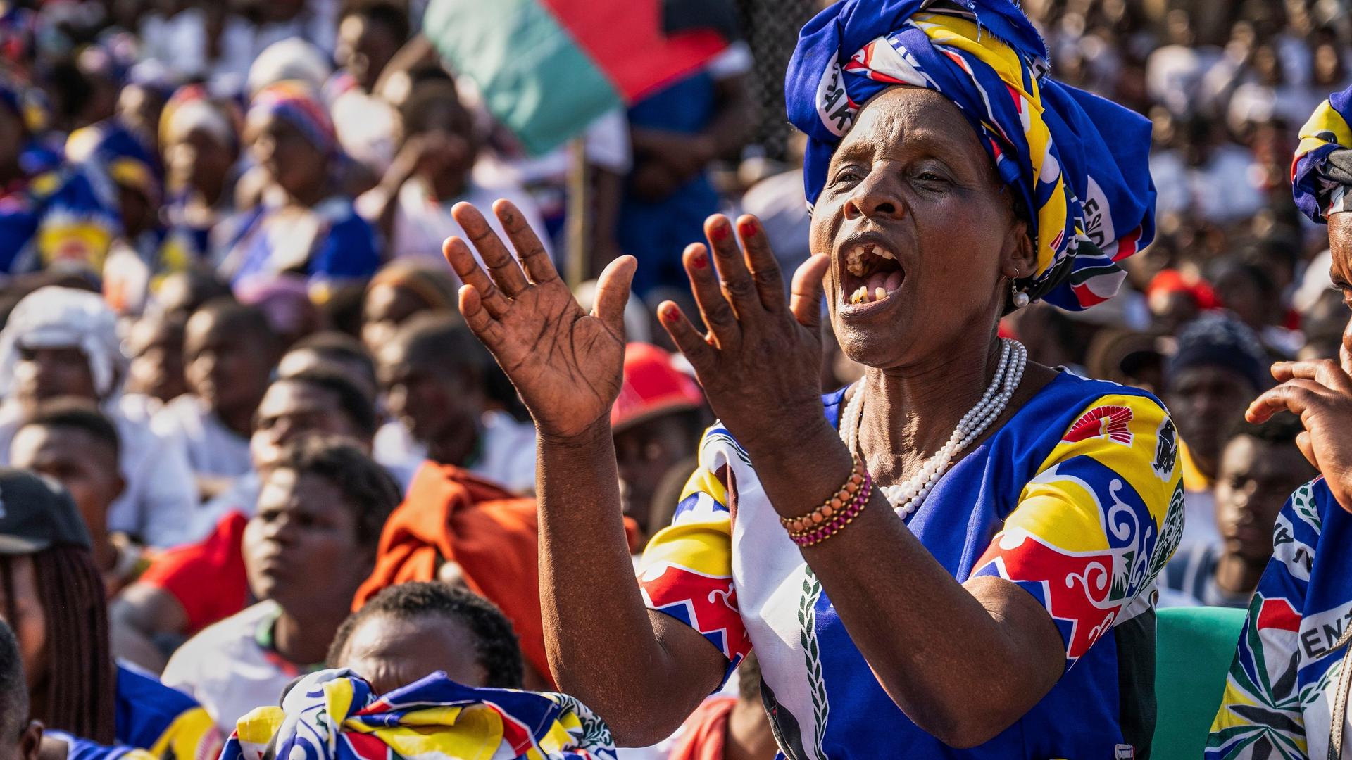 Eine Frau in buntem Kleid klatscht begeistert inmitten von anderen Menschen: Unterstützer der Malawi Congress Party (MCP) bei einer Wahlkampfveranstaltung.