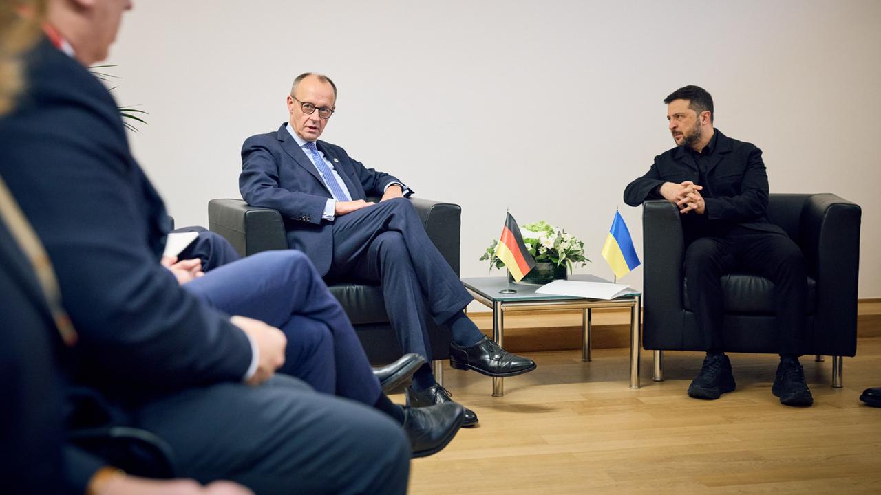 Präsident Wolodymyr Selenskyj am 23.10.2025 beim EU-Gipfel in Brüssel neben Bundeskanzler Friedrich Merz