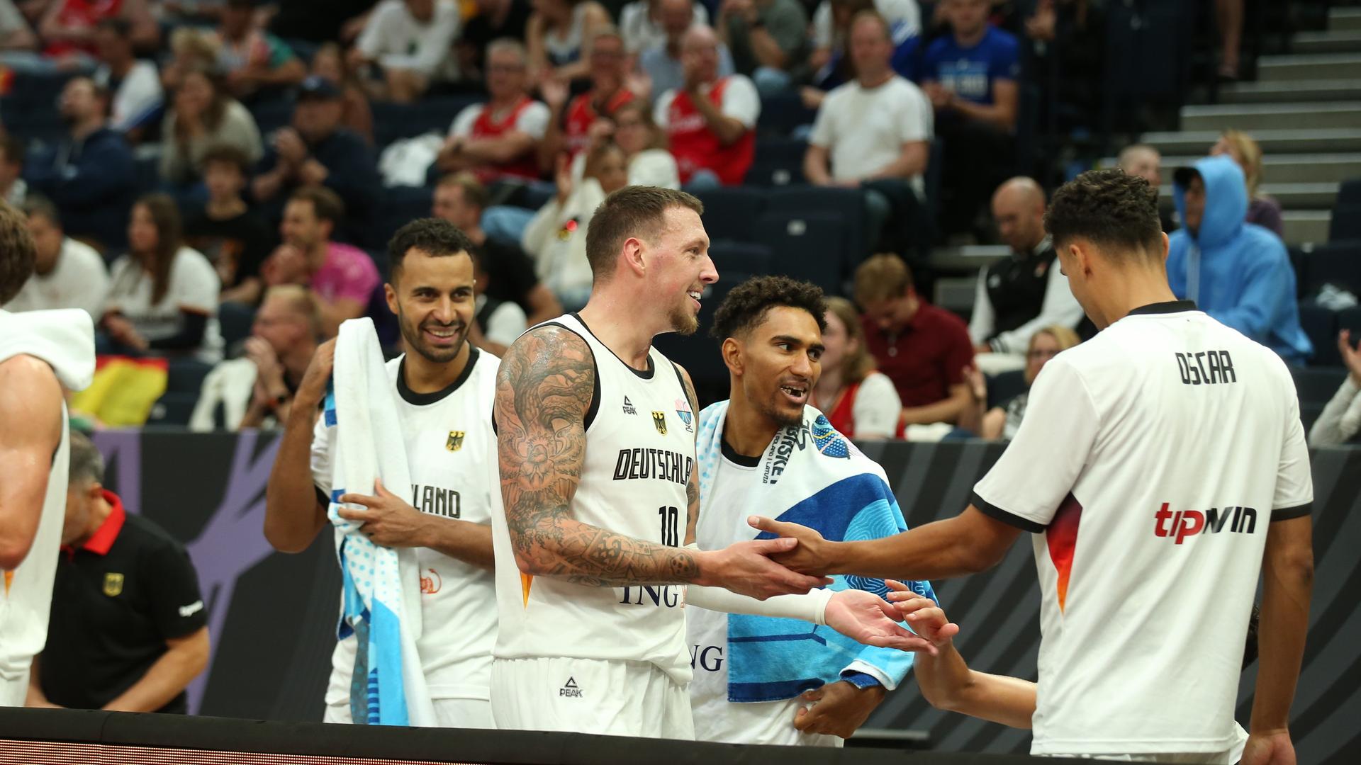 Daniel Theis (2.v.l, Deutschland, 10) scherzt mit Johannes Thiemann (l, Deutschland, 32), Maodo Lo (2.v.r. Deutschland, 4) und Oscar Da Silva (r, Deutschland, 1) auf der Bank. Daniel Theis (2.v.l, Deutschland, 10) scherzt mit Johannes Thiemann (l, Deutschland, 32), Maodo Lo (2.v.r. Deutschland, 4) und Oscar Da Silva (r, Deutschland, 1) auf der Bank.
