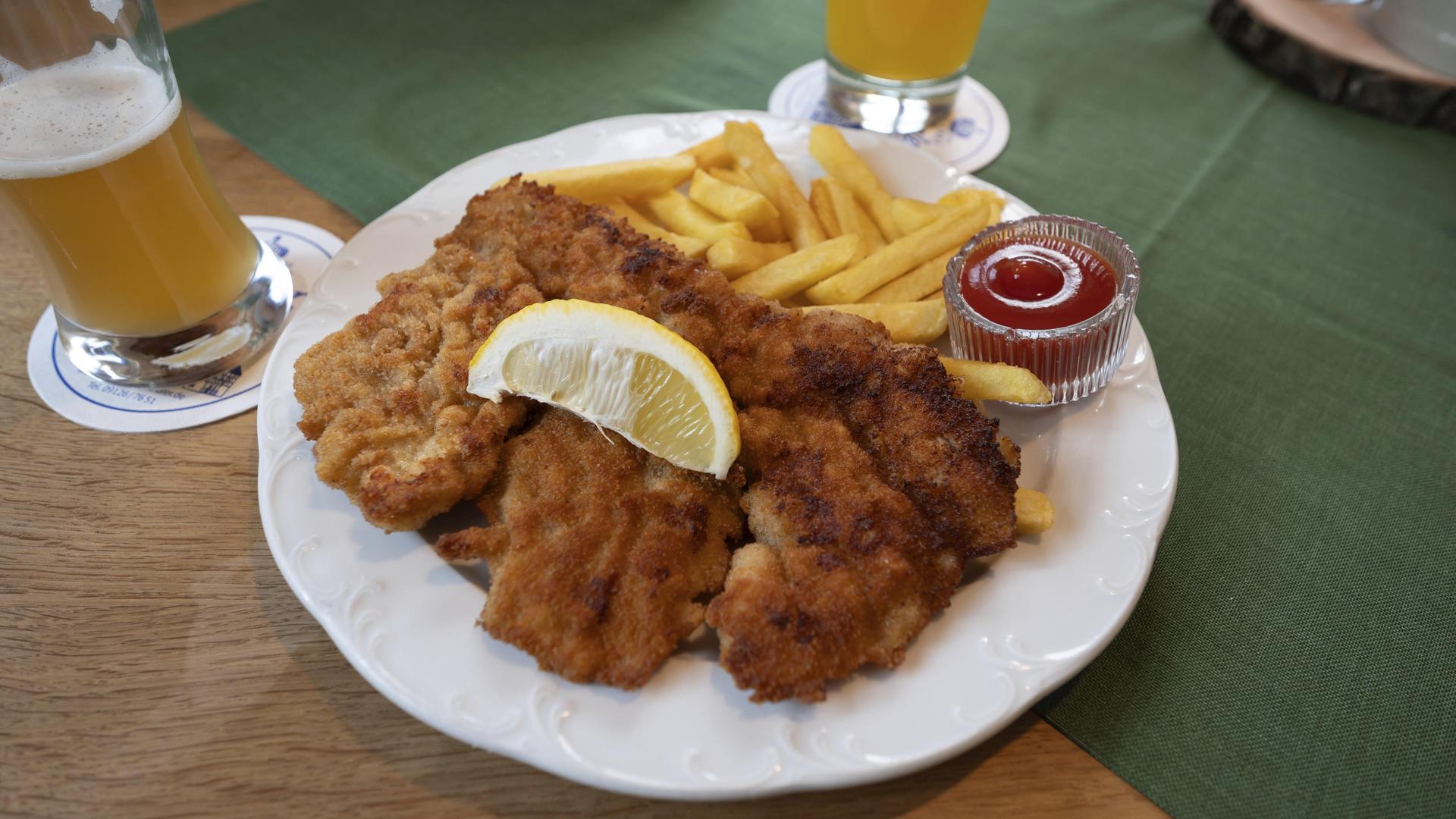 Wiener Schnitzel mit Pommes Frites in einer Wirtschaft serviert, Bayern, Deutschland, Europa