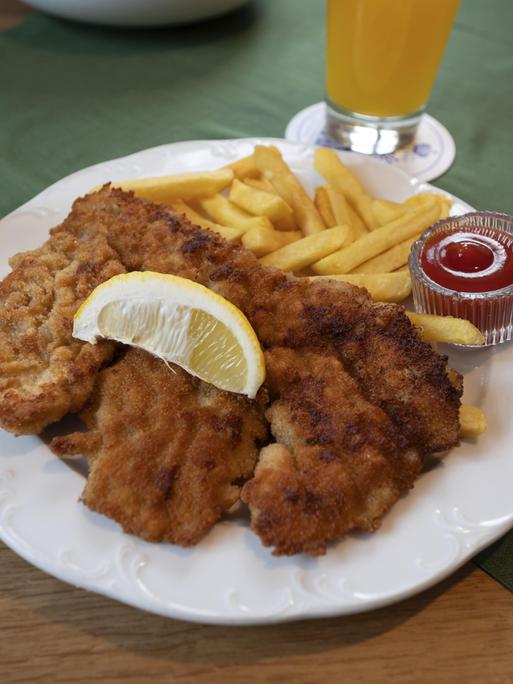 Wiener Schnitzel mit Pommes Frites in einer Wirtschaft serviert, Bayern, Deutschland, Europa