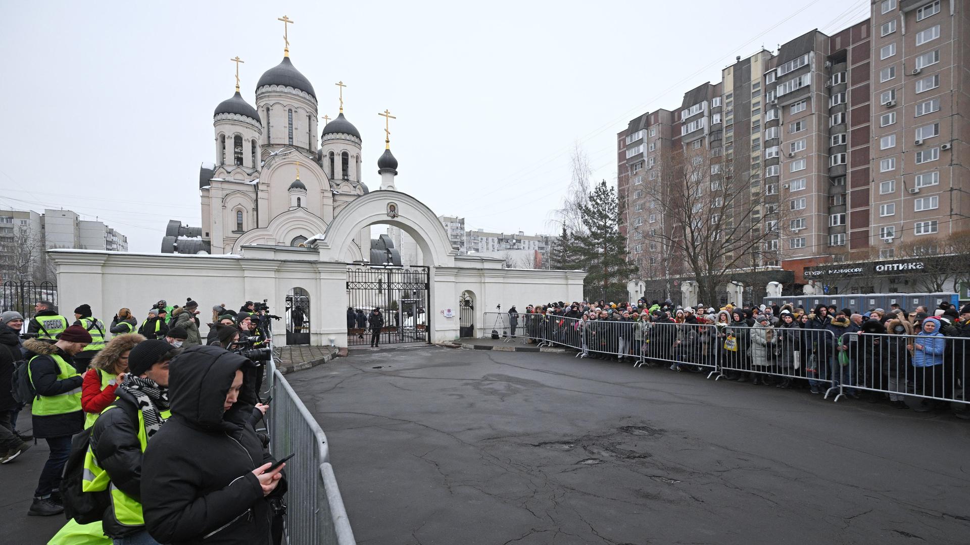 Menschen warten vor der Moskauer Kirche, in der die Trauerfeier für Oppositionsführer Alexej Nawalny stattfand. Nawalny starb in einem Straflager unter ungeklärten Umständen