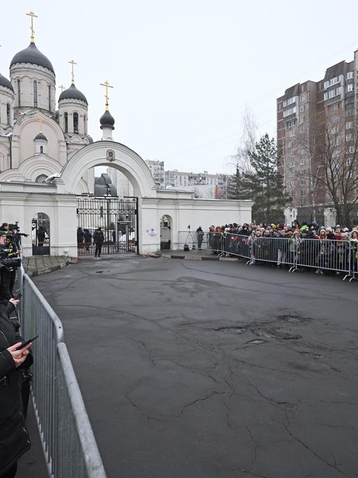 Menschen warten vor der Moskauer Kirche, in der die Trauerfeier für Oppositionsführer Alexej Nawalny stattfand. Nawalny starb in einem Straflager unter ungeklärten Umständen