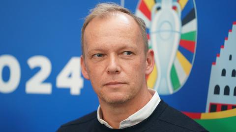 Zu sehen ist Markus Stenger, Geschäftsführer der EURO GmbH, vor dem Logo der EURO 2024 in Deutschland. 