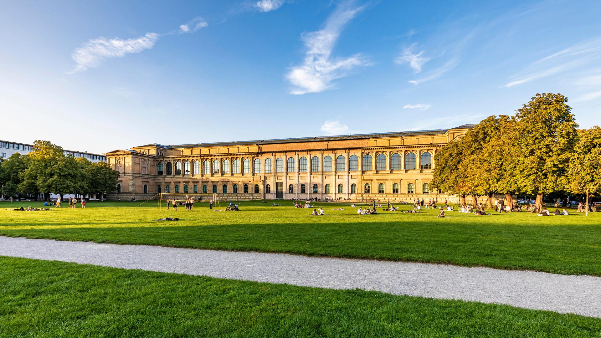 Die alte Pinakothek beherbergt einen Teil der Bayrischen Staatsgemäldesammlungen. Die alte Pinakothek beherbergt einen Teil der Bayrischen Staatsgemäldesammlungen.