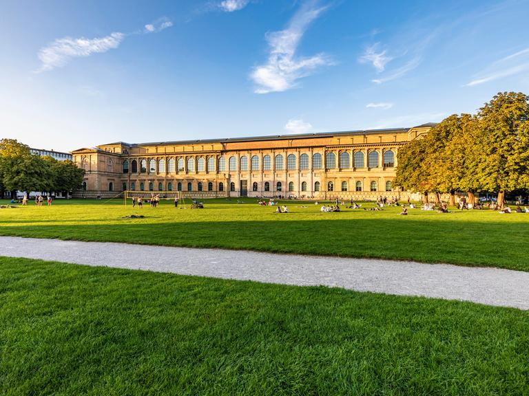 Die alte Pinakothek beherbergt einen Teil der Bayrischen Staatsgemäldesammlungen. 