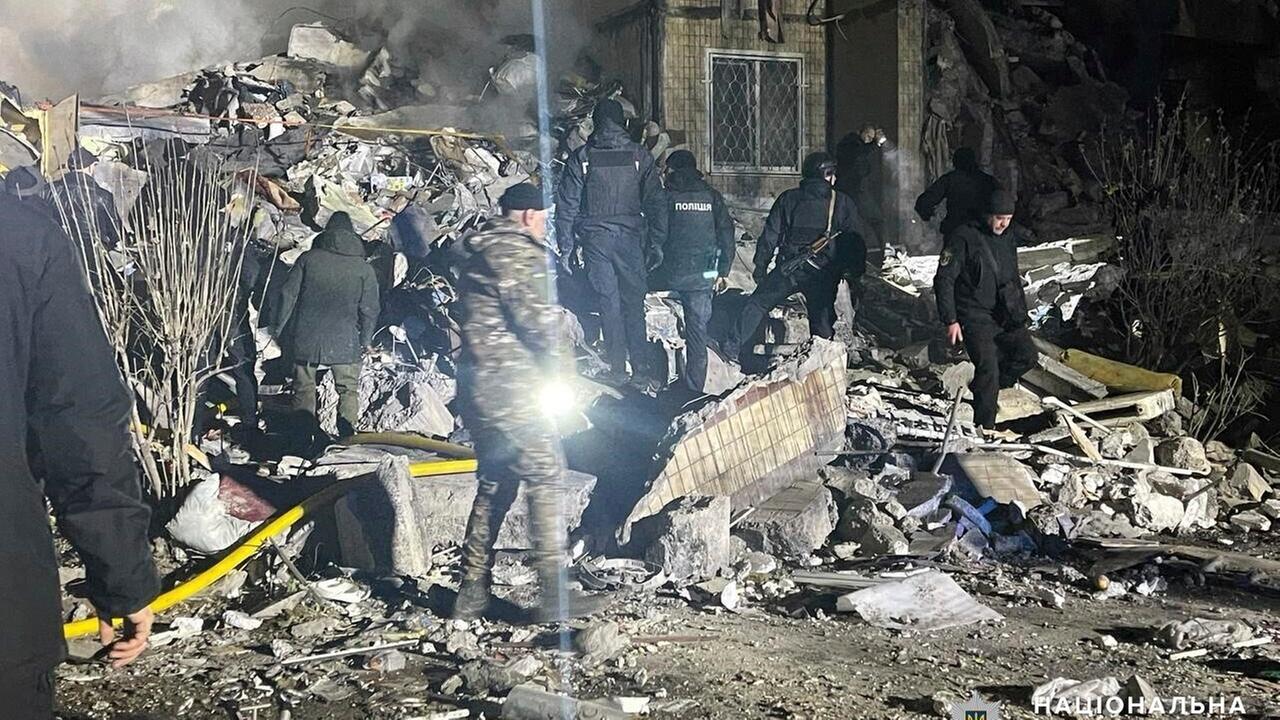 Rettungskräfte arbeiten in den Trümmern eines Hauses. Rettungskräfte arbeiten in den Trümmern eines Hauses.