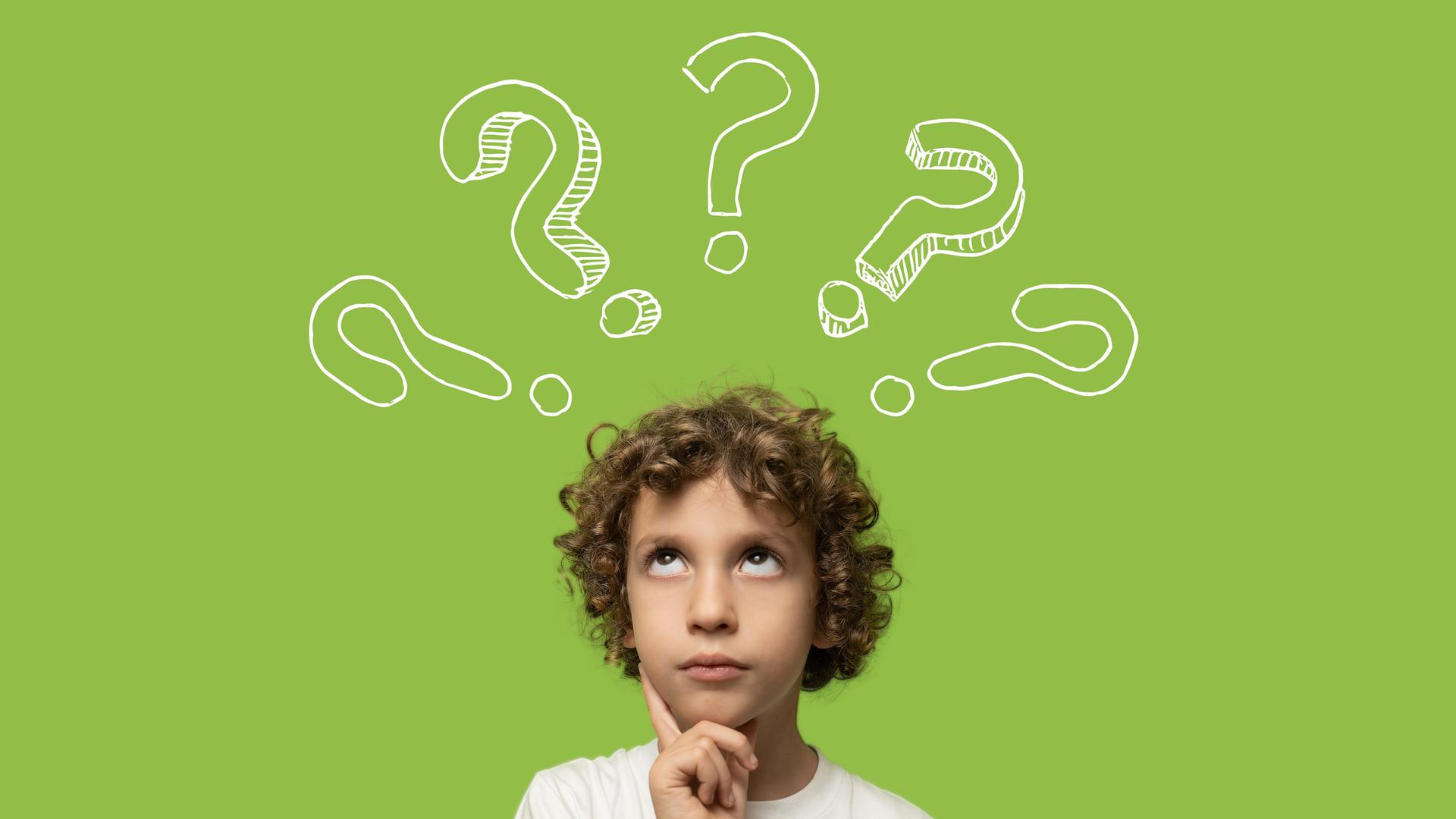 Ein Kind vor grünem Hintergrund, den Finger grübelnd ans Kinn gelegt. Im Hintergrund illustrierte Fragezeichen.