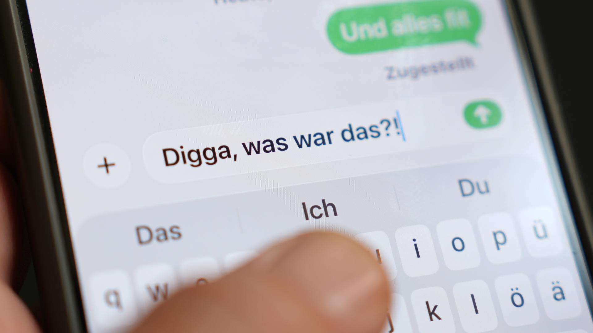 Das Wort „Digga“ ist auf dem Display eines Smartphones zu lesen. Die Top 10 vor der Wahl zum Jugendwort des Jahres 2026 im Oktober stehen fest.