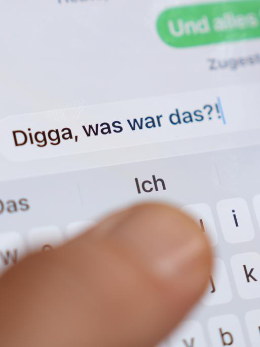 Das Wort „Digga“ ist auf dem Display eines Smartphones zu lesen. Die Top 10 vor der Wahl zum Jugendwort des Jahres 2026 im Oktober stehen fest.