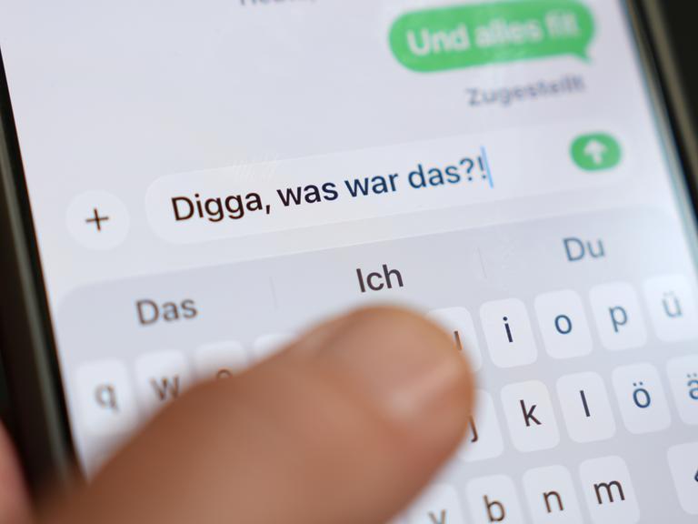 Das Wort „Digga“ ist auf dem Display eines Smartphones zu lesen. Die Top 10 vor der Wahl zum Jugendwort des Jahres 2026 im Oktober stehen fest.
