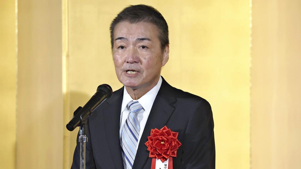 Der japanische Autor Keigo Higashino hält am 1. Dezember 2023 in Tokio eine Rede anlässlich der Verleihung des Kikuchi-Kan-Preises.
