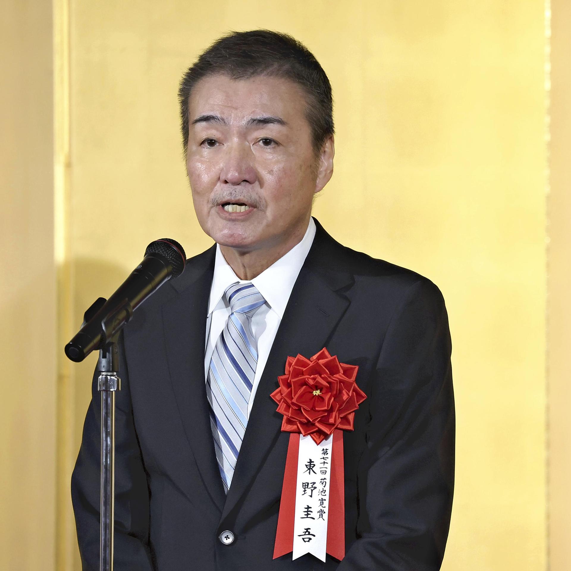 Der japanische Autor Keigo Higashino hält am 1. Dezember 2023 in Tokio eine Rede anlässlich der Verleihung des Kikuchi-Kan-Preises.