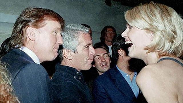 Donald Trump, Jeffrey Epstein und eine junge Frau sprechen bei einem Event miteinander (undatierte Aufnahme).