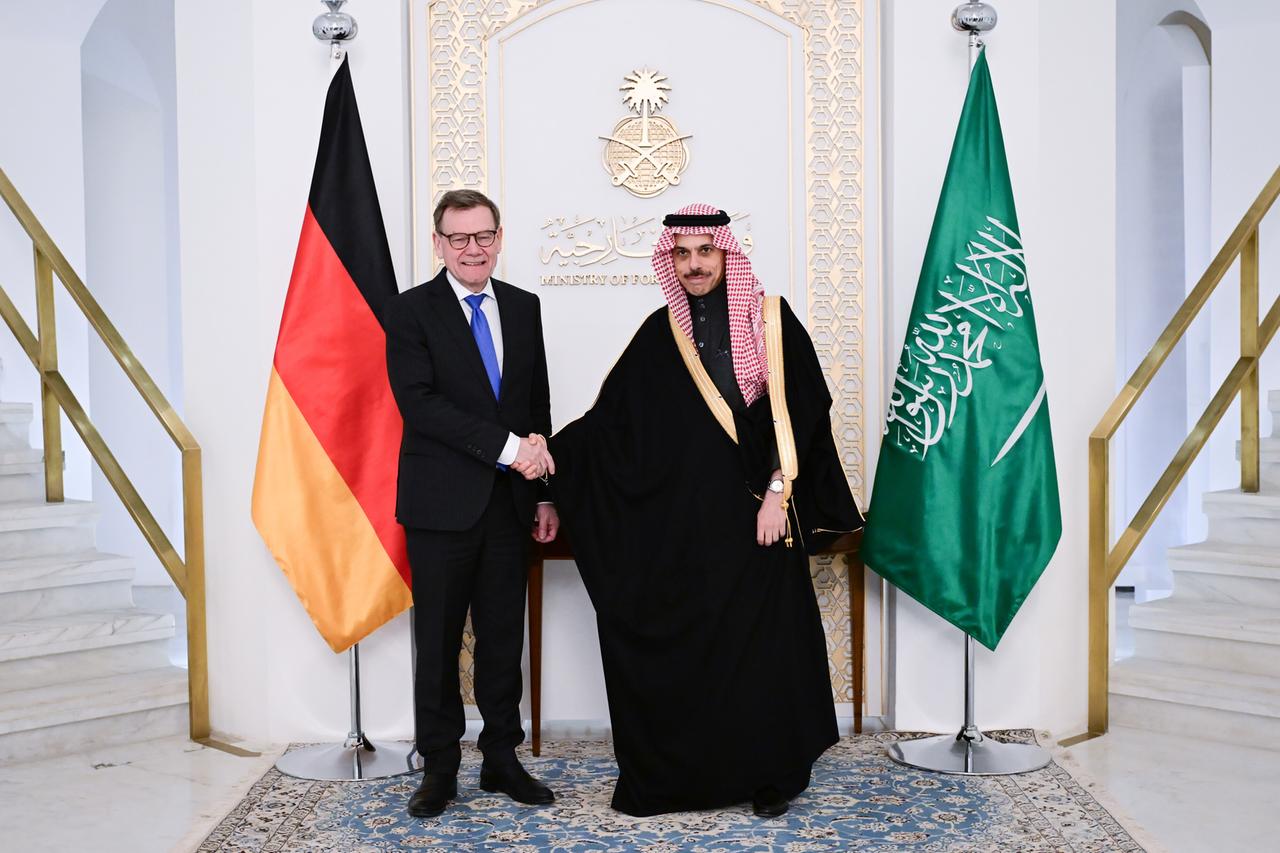 Johann Wadephul (l, CDU), Außenminister, und Faisal bin Farhan, Außenminister von Saudi-Arabien, geben sich im Außenministerium die Hand. Johann Wadephul (l, CDU), Außenminister, und Faisal bin Farhan, Außenminister von Saudi-Arabien, geben sich im Außenministerium die Hand.