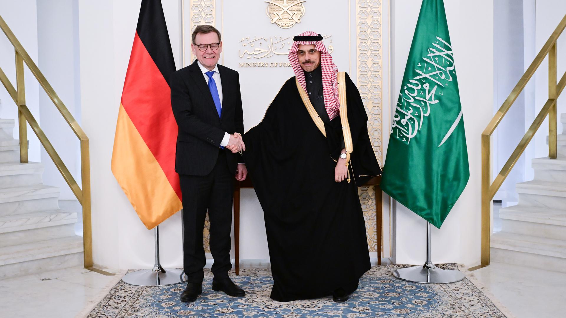 Johann Wadephul (l, CDU), Außenminister, und Faisal bin Farhan, Außenminister von Saudi-Arabien, geben sich im Außenministerium die Hand.