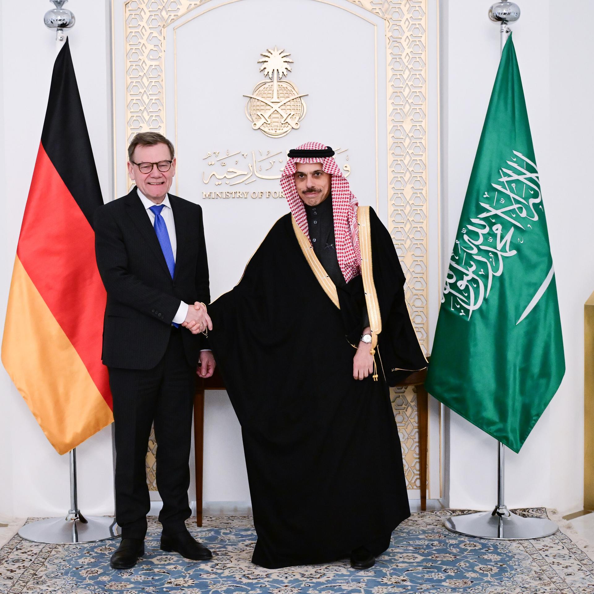 Johann Wadephul (l, CDU), Außenminister, und Faisal bin Farhan, Außenminister von Saudi-Arabien, geben sich im Außenministerium die Hand.