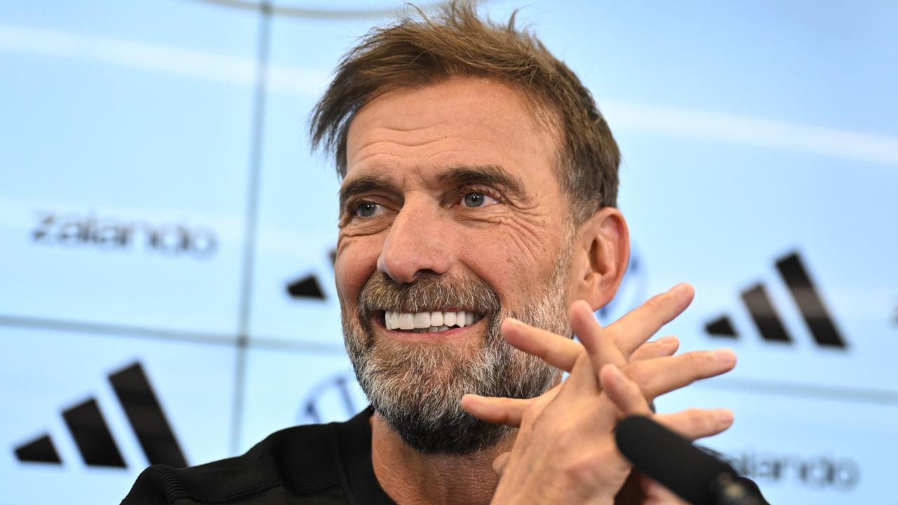 Jürgen Klopp lächelt bei einer Pressekonferenz.