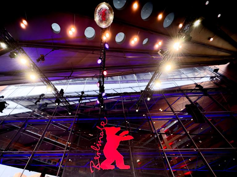 Blick auf das Bären-Logo der 76. Berlinale
